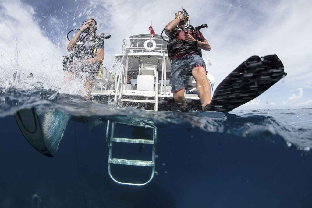 scuba-divers-enter-water-taking-a-giant-stride-UUNDJ27.jpg